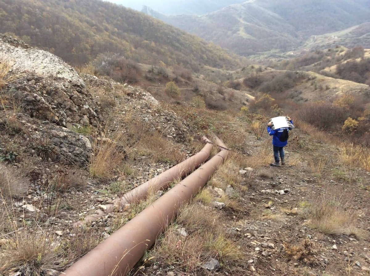 ANS_ChM's tweet photo. Qəhrəman "Azərsu" əməkdaşlaranın şücaəti nəticəsində mina təhlükəsi olan ərazilərə baxmayaraq, təmir-bərpa işləri sürətlə aparılaraq, Şuşanın bir hissəsinə içməli suyun verilməsi bərpa edilib. https://t.co/1XZd4Ecn6b