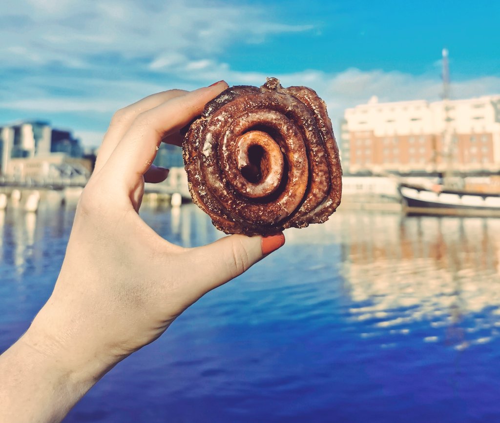 Happiness is...Friday morning cinnamon buns from <a href="/AsOneFood/">As One</a> 💙

#Dublin #GreenFriday #GreenFridayIreland