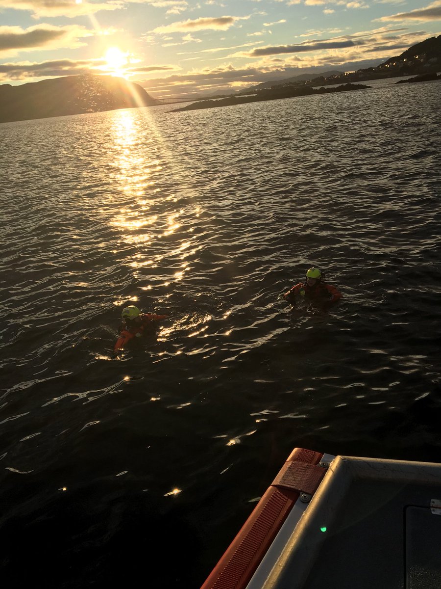 #rsidarulstein benytter en pause mellom lavtrykkene til en liten treningsøkt i skjærgården. #overflateredning #sunnmøre #sar