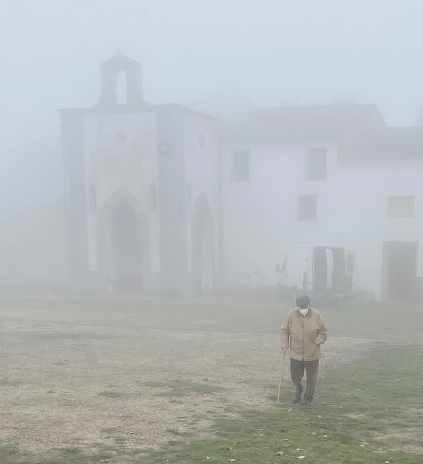 _alcusses's tweet photo. Vint-i-sis de novembre. Tot el blat està sembrat i per fi arriba el silenci espés de la boira i l’aigua fina que difumina les cases i les muntanyes. M’agrada el temps plujós https://t.co/zBoWpWnY0i