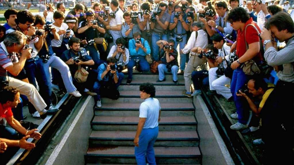 SinCerco's tweet photo. "Diego jugaba a la pelota, y adentro de una cancha regaló mucho más que una copa o algún campeonato"
✒️ @diegocar82  https://t.co/gpVvJIFO8z
#Maradona #D10S https://t.co/yfrwUqpBvT