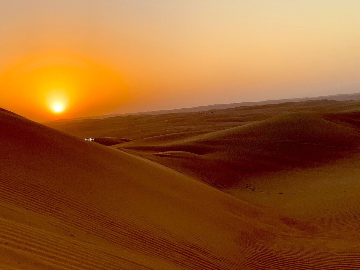 تغيب الشمس على إستحياء، وللحظات الرومنسية لازالت خصوصيتها منفردة بين حبات الرمال والأماكن الأخرى تثير  الشجن والعواطف والأحاسيس وهي تلوج بالوداع ،وتودع أسرار  تلك العواطف والأحاسيس المرهفة واسمعت الفؤاد قصيدة شمس المحبة.
#تصويري 
#همسات_مسائيه