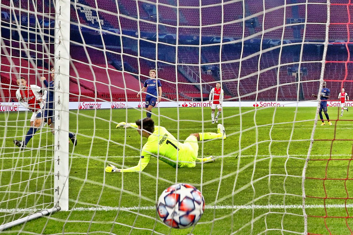 ajaxlife's tweet photo. Als Messi zo’n balletje met zijn voet meeneemt en afdrukt, staat iedereen op de banken. Nu doet Mazraoui het en hoor je er amper iemand over. Nou, wij zijn er blij mee, hoor, Nous! 🤩🇲🇦 #ajax #ajamid #UCL https://t.co/oOwSJuDHWY
