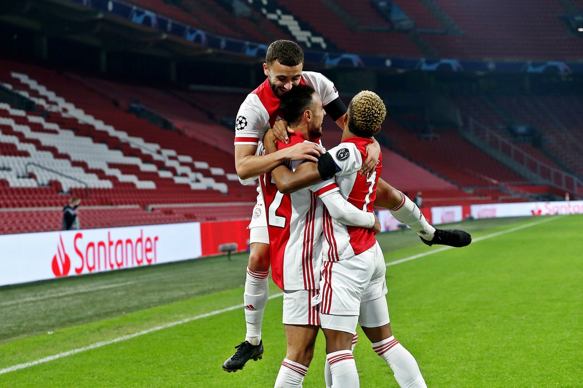 ajaxlife's tweet photo. Als Messi zo’n balletje met zijn voet meeneemt en afdrukt, staat iedereen op de banken. Nu doet Mazraoui het en hoor je er amper iemand over. Nou, wij zijn er blij mee, hoor, Nous! 🤩🇲🇦 #ajax #ajamid #UCL https://t.co/oOwSJuDHWY