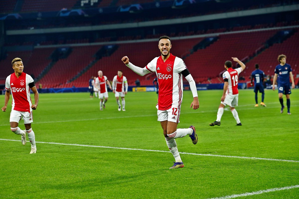 ajaxlife's tweet photo. Als Messi zo’n balletje met zijn voet meeneemt en afdrukt, staat iedereen op de banken. Nu doet Mazraoui het en hoor je er amper iemand over. Nou, wij zijn er blij mee, hoor, Nous! 🤩🇲🇦 #ajax #ajamid #UCL https://t.co/oOwSJuDHWY