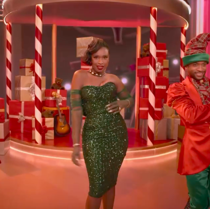 glittering_mc's tweet photo. FIRST LOOK: @MariahCarey with @IAMJHUD and @ArianaGrande for #MariahsMagicalChristmas on @AppleTV+. 

The newly-recorded version of #OhSanta premieres next week, 12/4. RT if you're excited! 🎅🎁 https://t.co/y5SjybparR