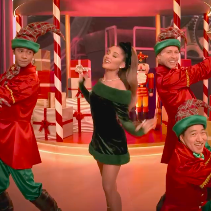 glittering_mc's tweet photo. FIRST LOOK: @MariahCarey with @IAMJHUD and @ArianaGrande for #MariahsMagicalChristmas on @AppleTV+. 

The newly-recorded version of #OhSanta premieres next week, 12/4. RT if you're excited! 🎅🎁 https://t.co/y5SjybparR