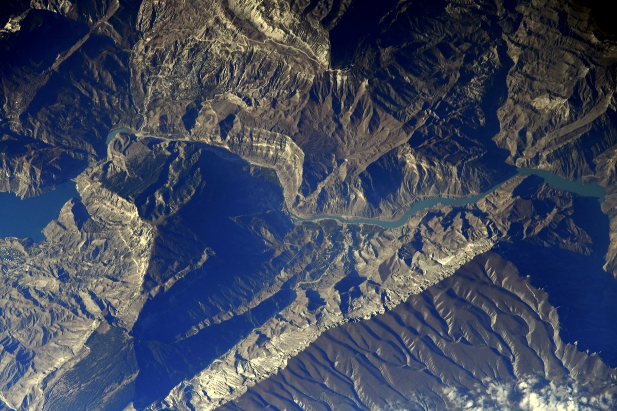 #SulakCanyon is one of the most picturesque sights of Dagestan. Only 53 km long, it cannot compete with the Grand Canyon, but is deeper (1,920 m) being Europe’s deepest canyon. Light blue waters and steep rocks look mesmerizing even seen from an attitude of 420 kilometers. https://t.co/DcbYiqPxZD