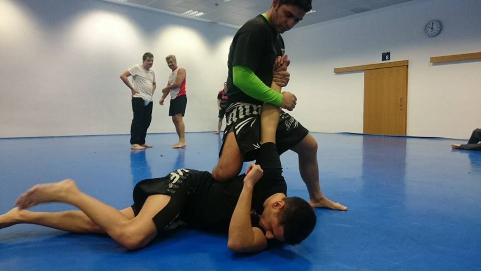Polnieto's tweet photo. Krav Maga: defensa contra un puñetazo y un collar lateral

¿Cómo protegerte contra un oponente que da golpes? ¿Cómo defenderse de un ataque de puñetazo directo o de un collar lateral? Si des ..

https://t.co/3LHWTRywuk
#karatefamily #karate #karatelove #karatecombat https://t.co/zPaiGAaUVy