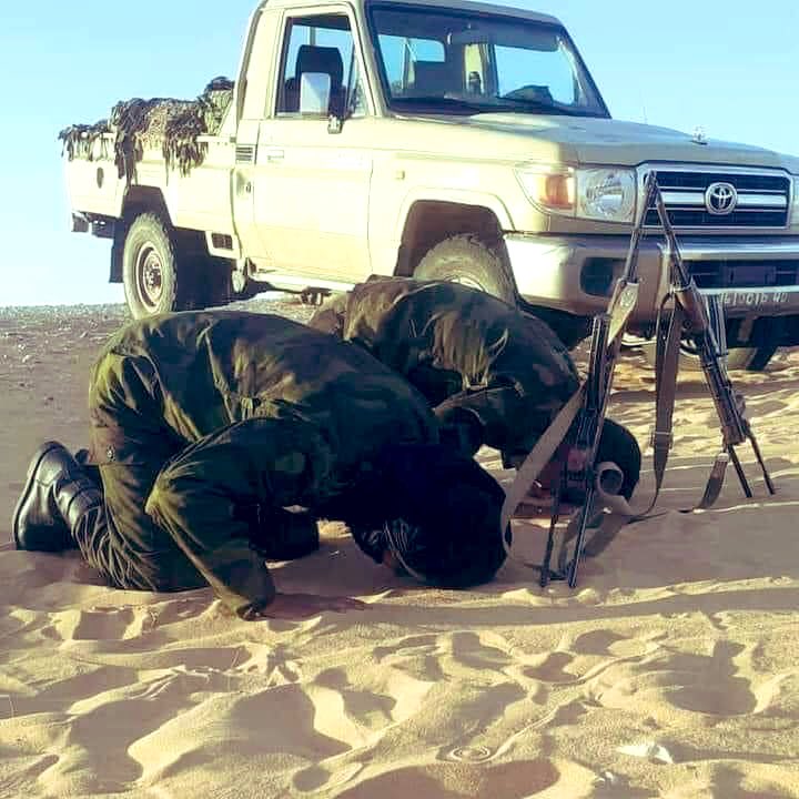 Naniha7's tweet photo. ( مَاضُونْ وَ عَلى الْعَهْدِ بَاقُوُنْ )
بالتوفيق للجيش الشعبي الصحراوي  

#البوليساريو_تنتصر ✌🇪🇭 #الصحراء_الغربية ♥️🇪🇭💙 https://t.co/agW6P3ipKc