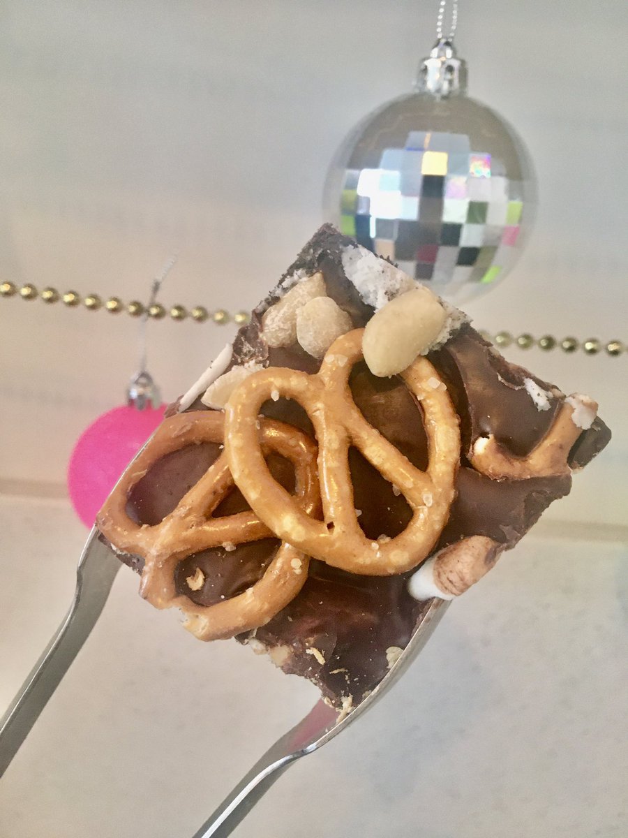 gogobeets's tweet photo. Pretzel party! #vegantraybakes
🍫
#veganchocolatebar
🍫
#sellingfast
🍫
#veganedinburgh #shoplocal #edinburghcoffeelovers #edinburghfood #vegetarian #eattherainbow #gogobeets #vegantreats #portobelloedinburgh #cafeedinburgh #veggieeats #vegan_edi #wemadethis #weekendvibes https://t.co/z7KMeIr5am