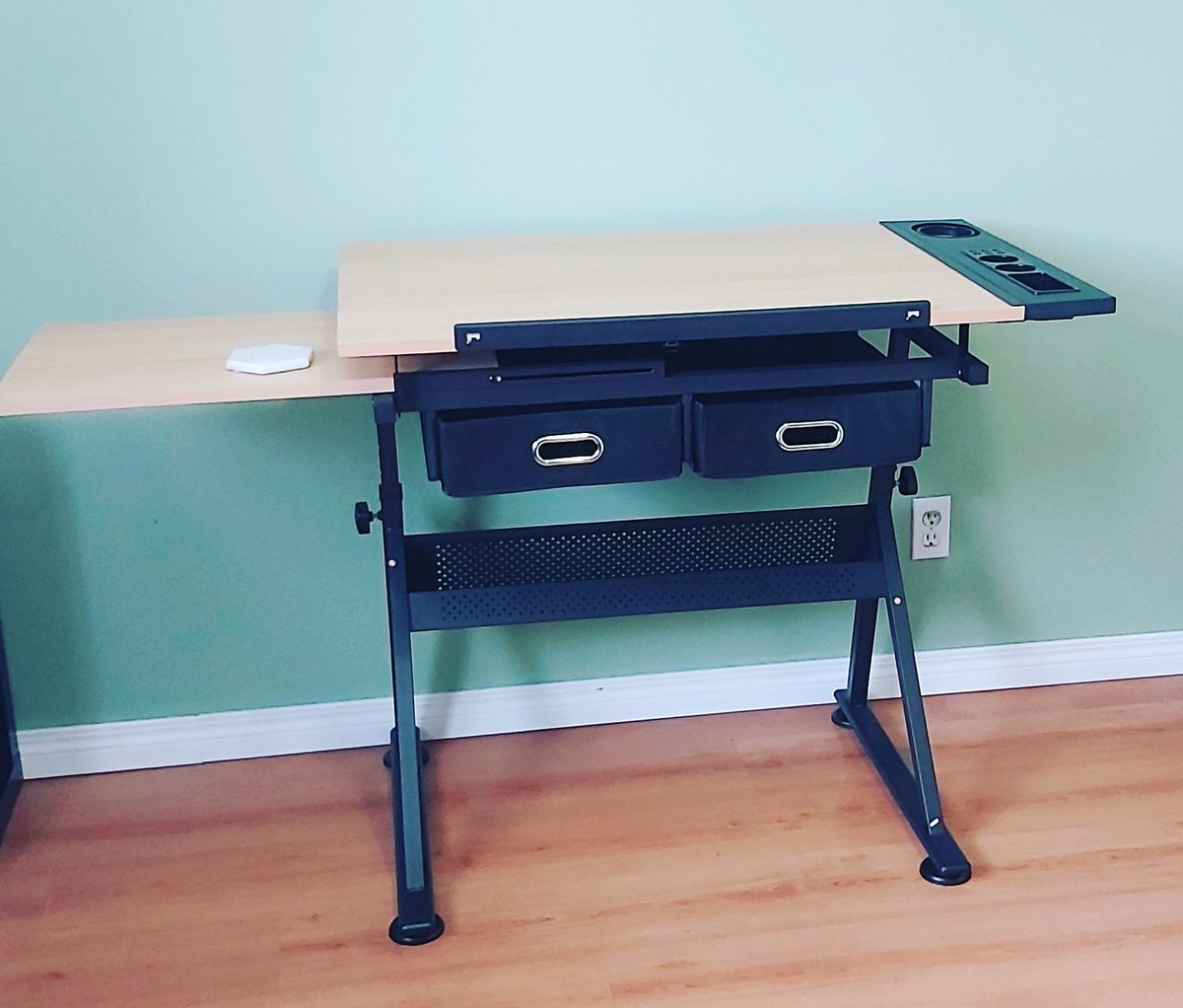 SamHnatiwArt's tweet image. #draftingtable for this lucky artist! My new space is nearly complete!