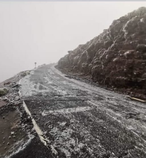 RevistaTrailRun's tweet photo. Las cosas se ponen difíciles para #LucaPapi en #LaPalma con hielo y niebla en las cotas más altas de la isla. Imágenes de LP-4 Roque de los Muchachos. https://t.co/OD9WcJC9Yf