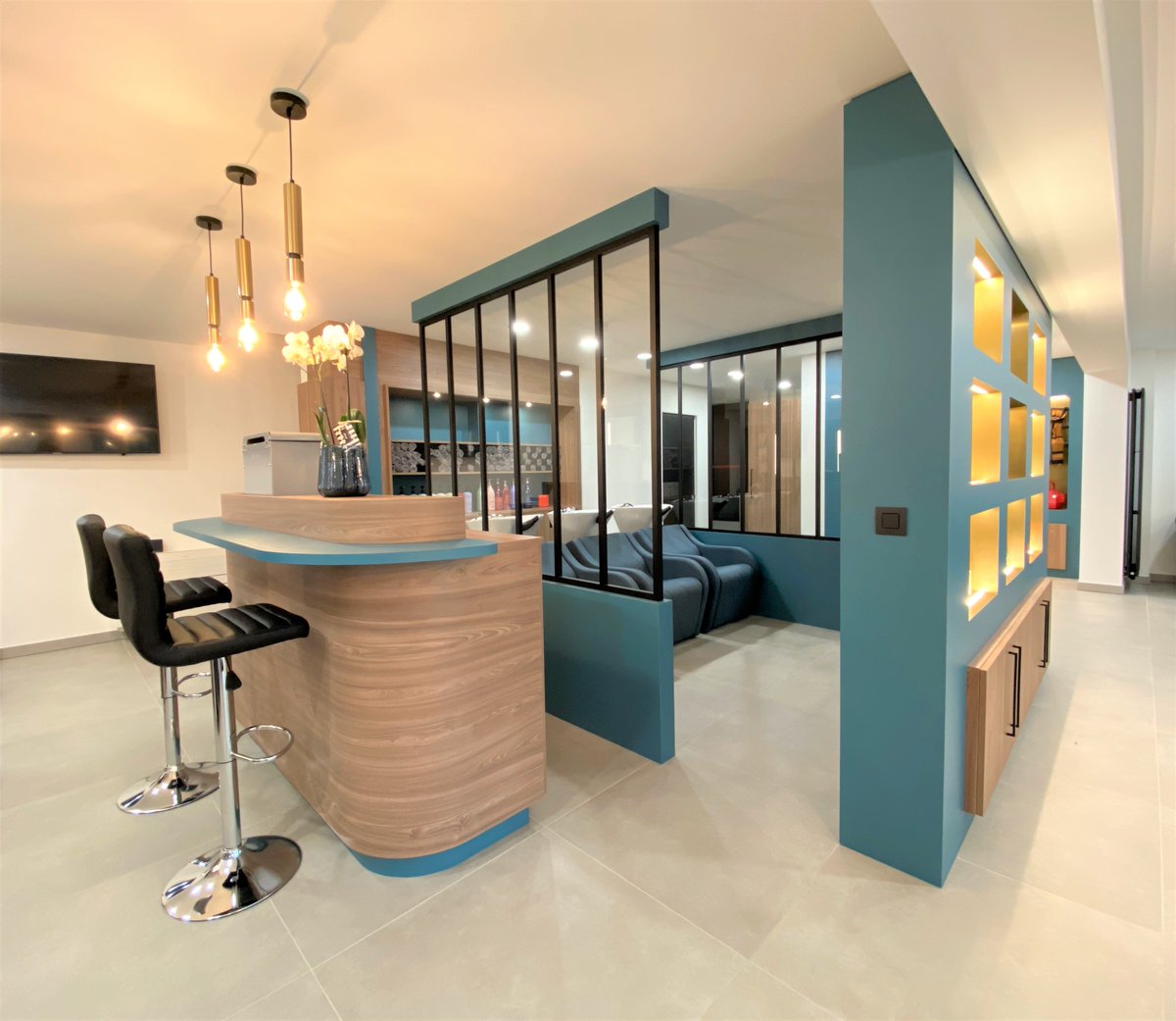 Equipal2's tweet photo. 📸 📃 Artikel NL 👉 https://t.co/NzUijbVdfP 💇‍♀️ Article FR 👉 https://t.co/h1REZINQyt 
NL 💎 Azuurblauwe accenten en vergrijsd eiken hout in het klassevolle Salon Katherine. FR 💎 Les accents bleu azur et le bois de chêne gris dans l'élégante Salon Katherine. https://t.co/P3eLBatdEP