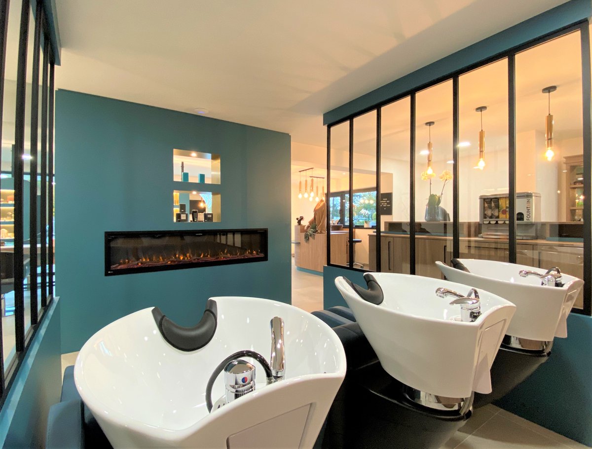 Equipal2's tweet photo. 📸 📃 Artikel NL 👉 https://t.co/NzUijbVdfP 💇‍♀️ Article FR 👉 https://t.co/h1REZINQyt 
NL 💎 Azuurblauwe accenten en vergrijsd eiken hout in het klassevolle Salon Katherine. FR 💎 Les accents bleu azur et le bois de chêne gris dans l'élégante Salon Katherine. https://t.co/P3eLBatdEP