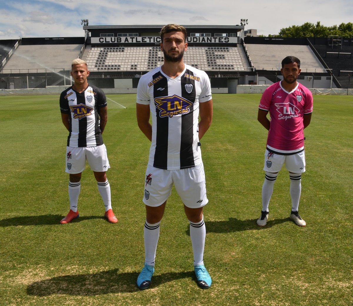 EstudiantesOK's tweet photo. ➡️ Los pibes del club te muestran un poco más de nuestras nuevas camisetas 👕
#TusColores #NegrayBlanca #LaMatadora
#SomosEstudiantes 〓 https://t.co/JxeFy0uujH
