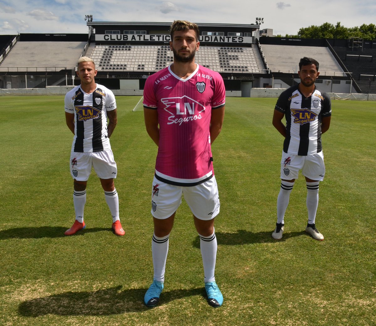 EstudiantesOK's tweet photo. ➡️ Los pibes del club te muestran un poco más de nuestras nuevas camisetas 👕
#TusColores #NegrayBlanca #LaMatadora
#SomosEstudiantes 〓 https://t.co/JxeFy0uujH
