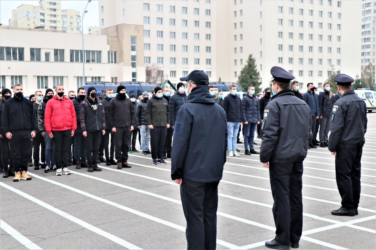 PoliceAcademy17's tweet photo. 129 нових слухачів приєднались до родини Академії патрульної поліції. Новий заїзд став вже 38м за історію Академії. 5 груп слухачів пройшли знайомство з керівництвом Академії та нашими традиціями. Вони відчули, що процес підготовки буде непростим, але захоплюючим. https://t.co/MVoDEkxcTC