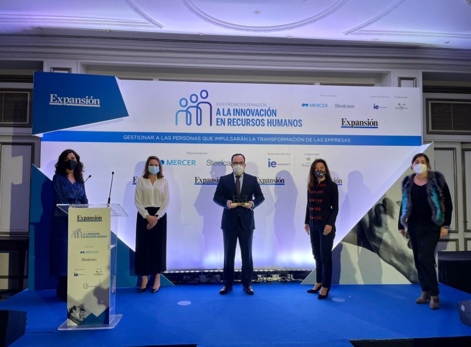 EY_Spain's tweet photo. 🥇EY ha sido galardonada en la edición XVIII de los #PremiosExpansión a la Innovación en #RRHH que otorga @expansioncom por su gestión de #smartworking y comunicación interna durante la pandemia. ¡Gracias! Enhorabuena a #EYTalent team y a la #EYFamily 🙌 https://t.co/WWCuKQmpeO https://t.co/Nd1ueMlFLi