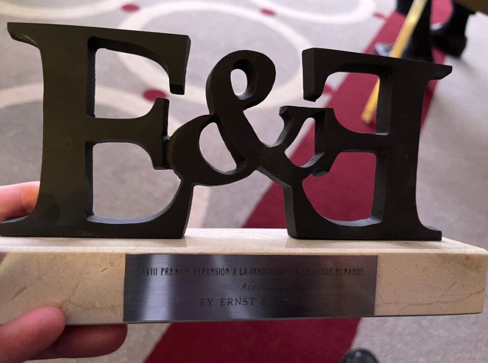 EY_Spain's tweet photo. 🥇EY ha sido galardonada en la edición XVIII de los #PremiosExpansión a la Innovación en #RRHH que otorga @expansioncom por su gestión de #smartworking y comunicación interna durante la pandemia. ¡Gracias! Enhorabuena a #EYTalent team y a la #EYFamily 🙌 https://t.co/WWCuKQmpeO https://t.co/Nd1ueMlFLi