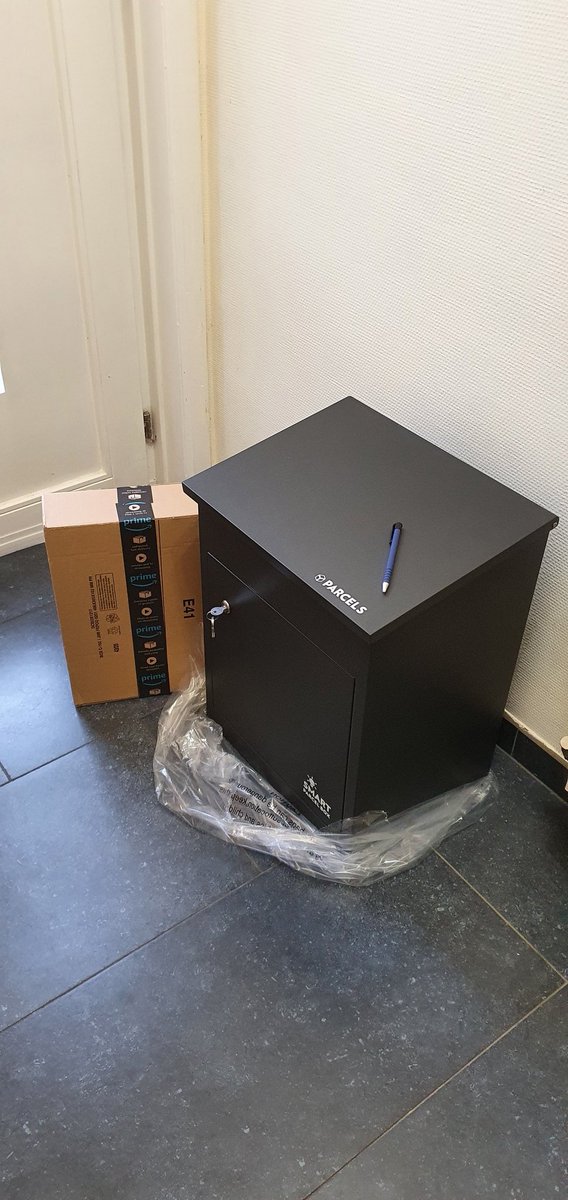 voltxs's tweet photo. J'ai un peu craqué sur la taille de la nouvelle boîte aux lettres/colis 🤭🤭 #parcelbox https://t.co/91wkecXYmJ
