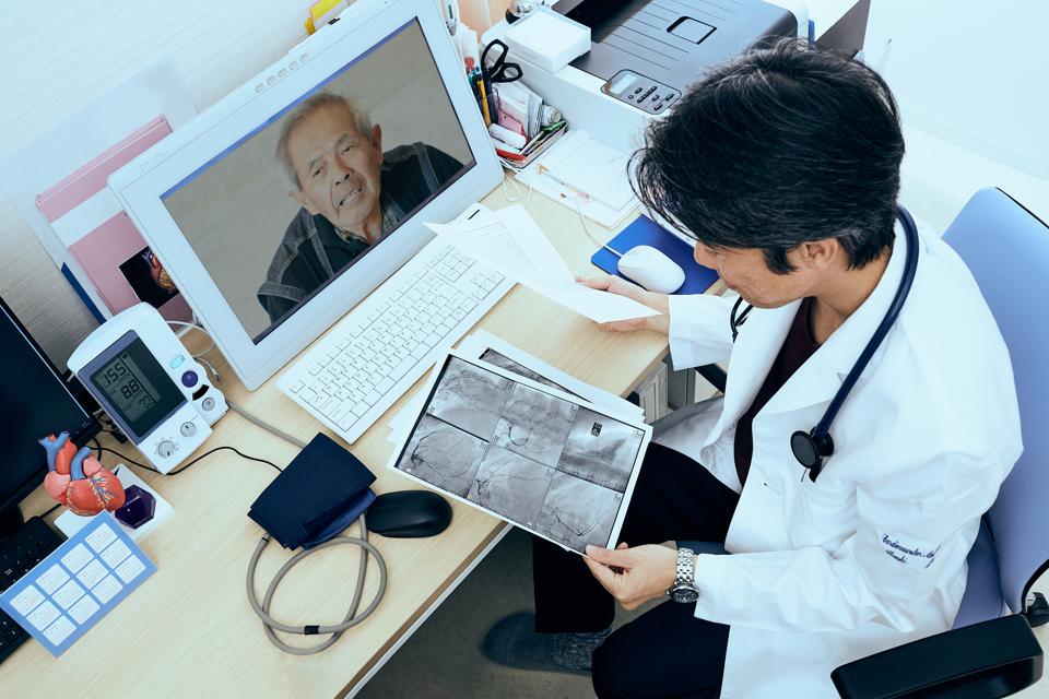 comentumSE's tweet photo. 2020 har varit året där användningen av tjänster för #telemedicin verkligen exploderade. Men för att skapa en #hållbar verksamhet - bortom pandemin - finns vissa #patientbehov som inte kan förbises. Läs mer om vilka behov nämns i @Forbes artikeln här: https://t.co/oN8g9NuDJB https://t.co/cTKSeq5847