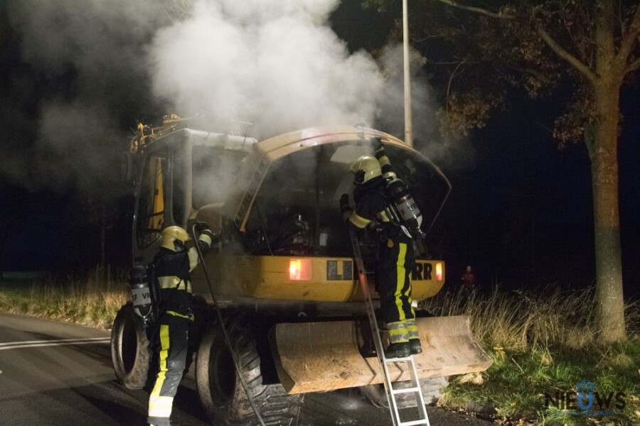 Brandweer blust brand in graafmachine..