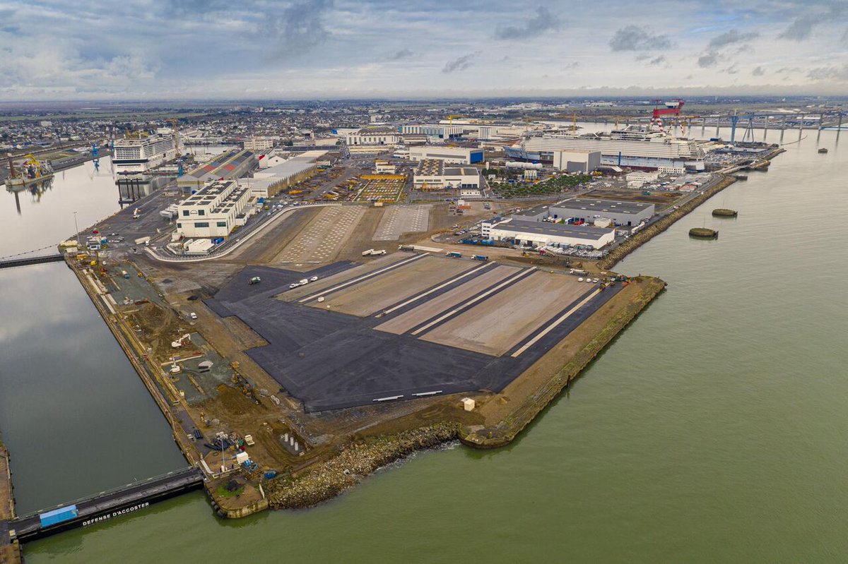 EolienMerSNA's tweet photo. Le Hub Logistique du #ParcEolienEnMerStNazaire à #SaintNazaire prend forme ! Grâce à notre partenaire #Charier, les travaux de finition sont en cours pour en mise en service opérationnelle très prochainement.
📷 : https://t.co/NOlyqFkhx3 https://t.co/Yy7hyJCAvu