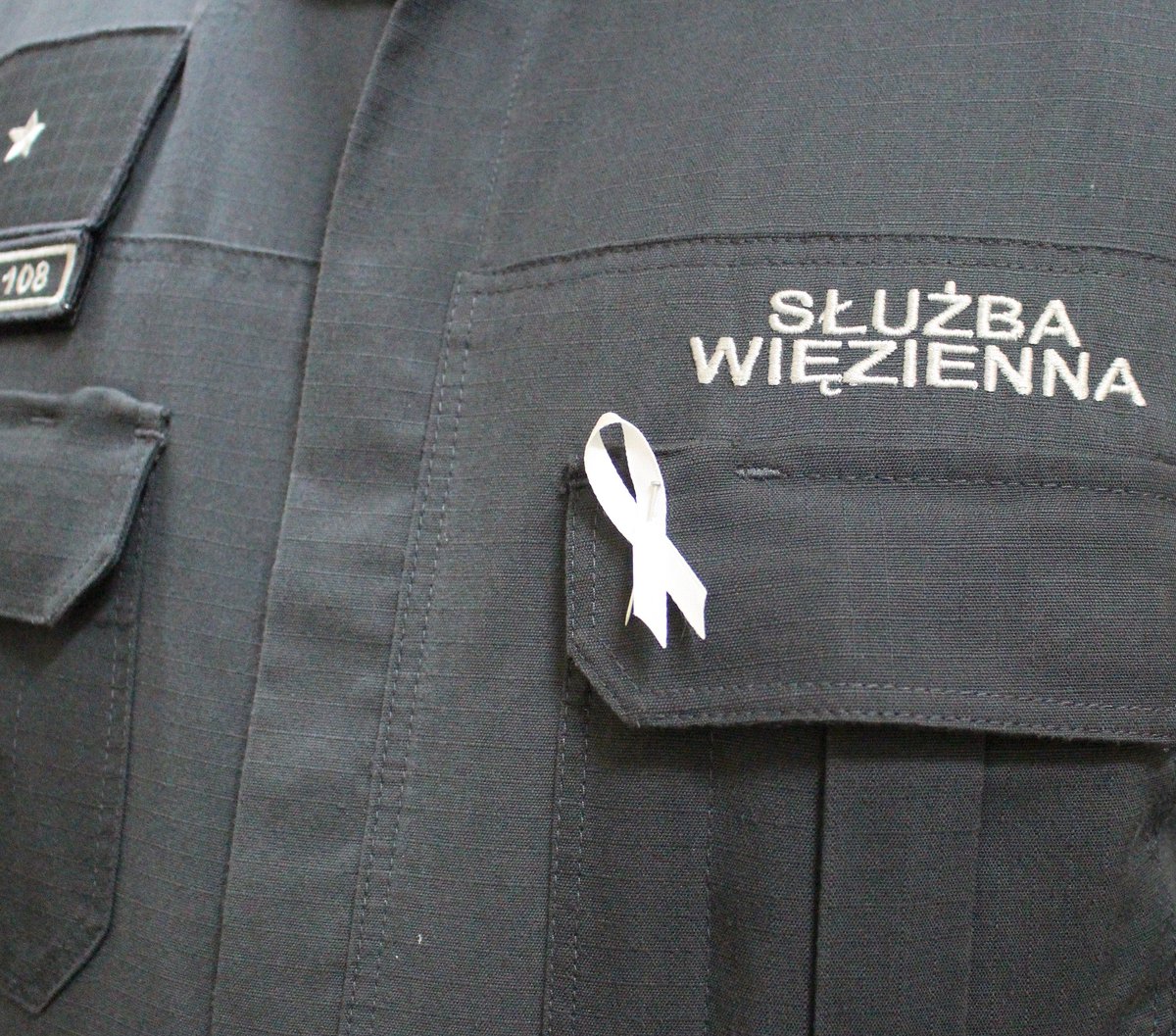 OISW_Bydgoszcz's tweet photo. Kampania #BiałaWstążka ma na celu walkę z przemocą wobec kobiet oraz wspieranie działań na rzecz jej przeciwdziałania. @SW_GOV_PL prowadzi specjalistyczne oddziaływania wobec sprawców przemocy.
"Ręka służy do pomocy, a NIE do przemocy"
#StopPrzemocy #więzienie #kraty #izolacja https://t.co/M5SKiGvUME