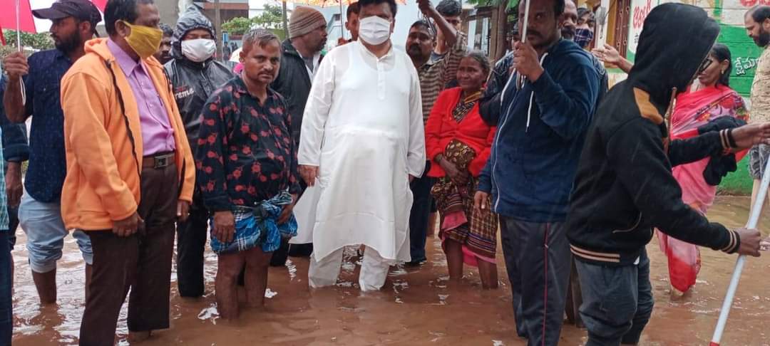 nvkchowdarytdp's tweet photo. నీవర్ తుఫాన్ వల్ల కడప నగరం లోని బుగ్గవంక లోతట్టు ప్రాంతల్లో టీడీపీ ఇంచార్జ్ అమీర్ బాబు పర్యటించి బాధితులను పరామర్శించారు
ఈ సందర్బంగా వరద బాధితులకు పునరావాసం, ఆహారం తక్షణమే అందించాలని ప్రభుత్వాన్ని డిమాండ్ చేశారు
#JaiNaraLokesh
#TDP_Kuwait
#iTDPGulf
#iTDPKuwait
@naralokesh https://t.co/qztXqHKDhq