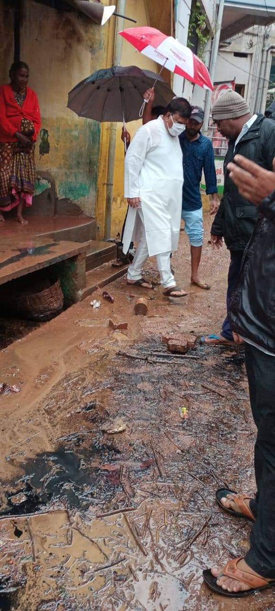 nvkchowdarytdp's tweet photo. నీవర్ తుఫాన్ వల్ల కడప నగరం లోని బుగ్గవంక లోతట్టు ప్రాంతల్లో టీడీపీ ఇంచార్జ్ అమీర్ బాబు పర్యటించి బాధితులను పరామర్శించారు
ఈ సందర్బంగా వరద బాధితులకు పునరావాసం, ఆహారం తక్షణమే అందించాలని ప్రభుత్వాన్ని డిమాండ్ చేశారు
#JaiNaraLokesh
#TDP_Kuwait
#iTDPGulf
#iTDPKuwait
@naralokesh https://t.co/qztXqHKDhq