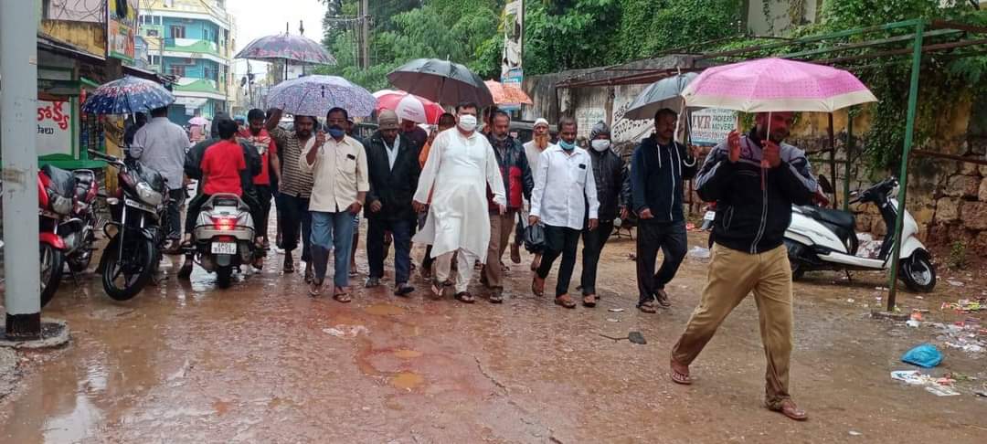 nvkchowdarytdp's tweet photo. నీవర్ తుఫాన్ వల్ల కడప నగరం లోని బుగ్గవంక లోతట్టు ప్రాంతల్లో టీడీపీ ఇంచార్జ్ అమీర్ బాబు పర్యటించి బాధితులను పరామర్శించారు
ఈ సందర్బంగా వరద బాధితులకు పునరావాసం, ఆహారం తక్షణమే అందించాలని ప్రభుత్వాన్ని డిమాండ్ చేశారు
#JaiNaraLokesh
#TDP_Kuwait
#iTDPGulf
#iTDPKuwait
@naralokesh https://t.co/qztXqHKDhq