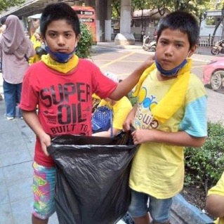 Padchon1's tweet photo. #น้ำใจของคนไทยเป็นเลิศ https://t.co/SliAhlPCTy