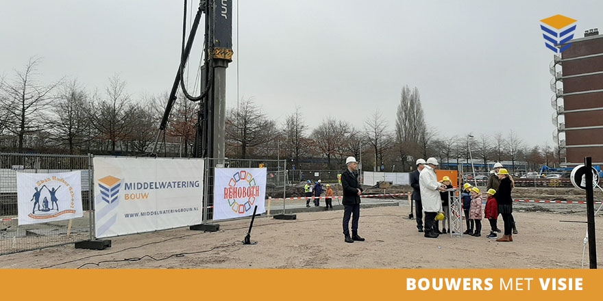 MW_Bouw's tweet photo. Vandaag was het dan zover! De eerste paal is geslagen voor de nieuwbouw van een basisschool in Capelle a/d IJssel. Mooi om dit moment ook te delen met de leerlingen van de school. We kijken uit naar een mooie bouwperiode!
 
#middelwateringbouw #bouwersmetvisie https://t.co/7PEpKv5D2N