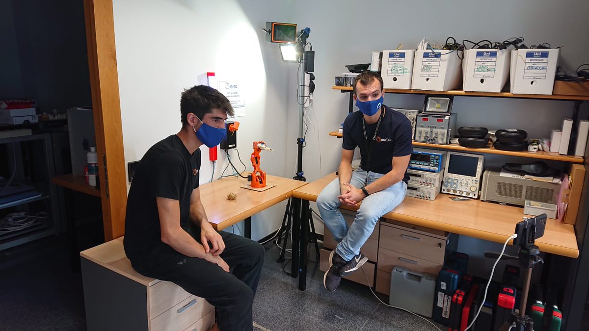 For #EuropeanReseachersNight 🇪🇺 ESR2 Vicente Matus Icaza at <a href="/ULPGC/">ULPGC</a> is holding a #workshop for #schools with <a href="/MacaronightEU/">MacaronightEU</a> 🇮🇨🇪🇸 
#Students have connected from school 🏫 to Photobot in Vicente's lab, a demodulator of #VLC technology that uses light 💡to control a robotic arm 🤖🦾