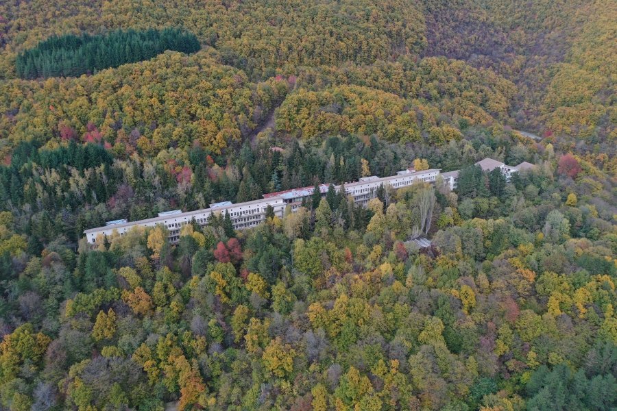 in a pandemic that hits lungs, a story about the Balkans' biggest lung disease sanitorium, in Raduntsi, Bulgaria. Also a story of a hospital that survived WW2 and many other things, but not post-socialism and the market shock. Photos through an FB friend, & a sad one that hit me.