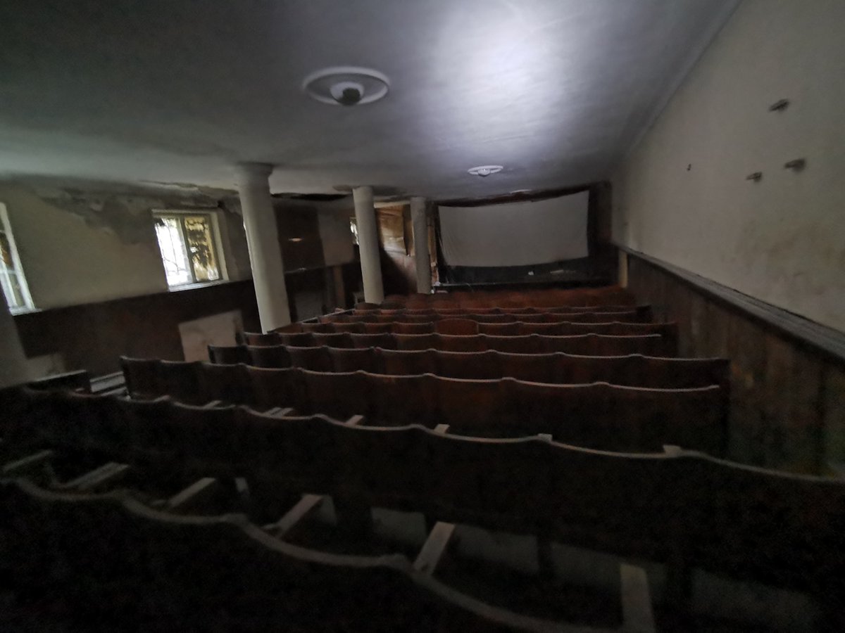 It treated Bulgarians and others alike, with a peak capacity of 700 people. It had a library, cinema, theater stage, classrooms and many amenities, as patients were sent here for months-long rehabilitation programs - they could take courses, read, play.