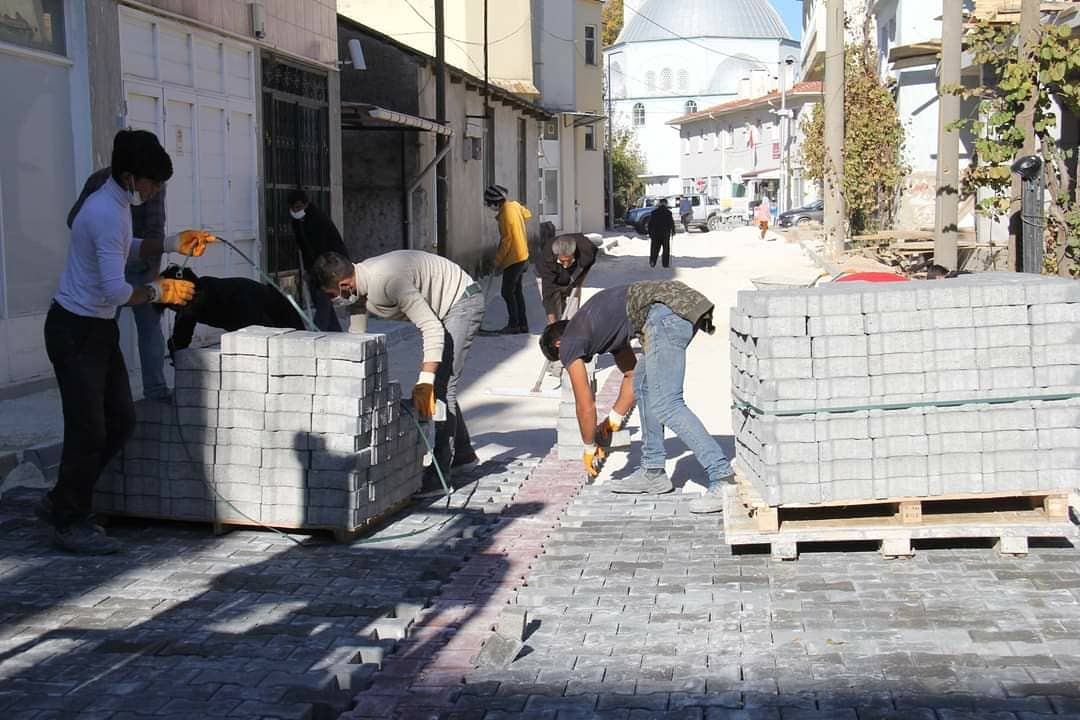 İlçemiz Merkez Demirtaş Mahallesi Melek Hanım Caddesinde tamamlanan kanalizasyon, altyapı ve doğalgaz çalışmalarından sonra kilitli parke çalışmalarımız devam etmektedir.
Hemşehrilerimize hayırlı olsun.
