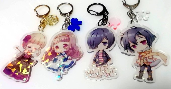 予約受付させて頂いたアクキー届きました!マジックホロアクリル表に印刷しようか裏から印刷しようか迷って、裏から印刷にしたんだけど全面キラキラ可愛くて大正解じゃった…(*^_^*)それぞれのキャラのモチーフっぽいアクリルチャームもつけたよ みどぴゃんは青のリボン! #好きを形にトリニティ 