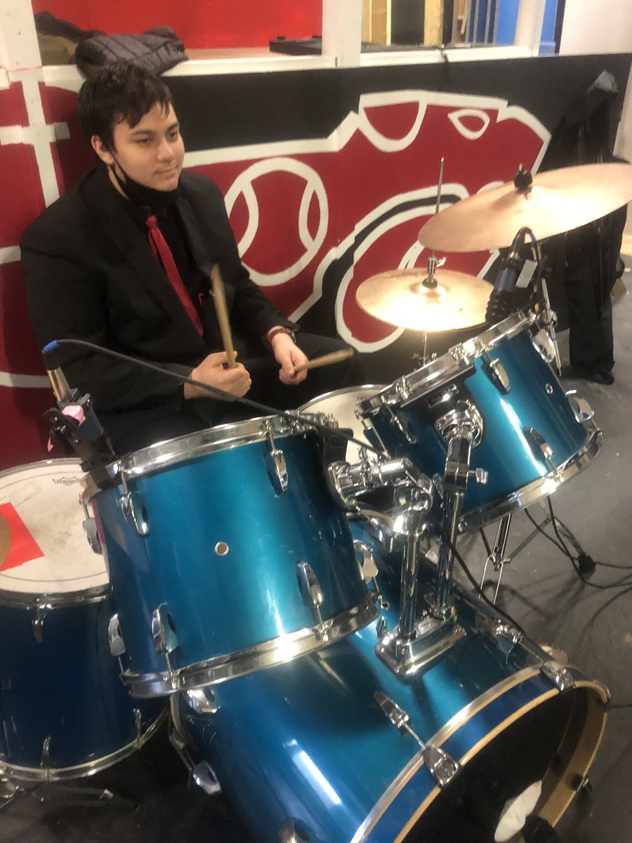 ChurchdownMusic's tweet photo. Today’s Y13 task: to record a live band creating a multitrack recording of at least 8 tracks using a variety of mics and mic techniques #level3 #somebodytolove #plentyoftech https://t.co/ajYZbBXaHV