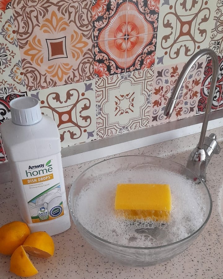 Amway's tweet photo. When your dishes are covered with hard-to-get-off grease and gunk, use a drop or two of Amway Home Dish Drops for squeaky clean ✨ dishes. The Amway Home Dish Drops are made with aloe vera and shiso extracts to help keep hands soft☁️. 
📸: ABO @mervesaplitok
#AmwayLife #AwmayHome https://t.co/8sWURPMWH4