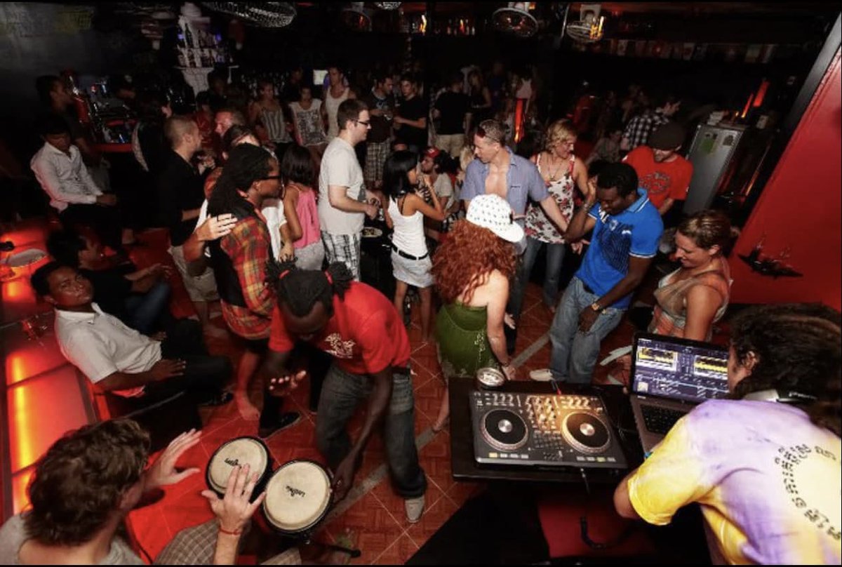 Das ist nicht #Passau . Das ist Cambodia ... die hatten komischwerweise "nichts" vom Corona abbekommen.
Lasst euch nicht verarschen ! Hier paar Eindrücke von gestern Abend... 
#HirnAn #MaskeRunter