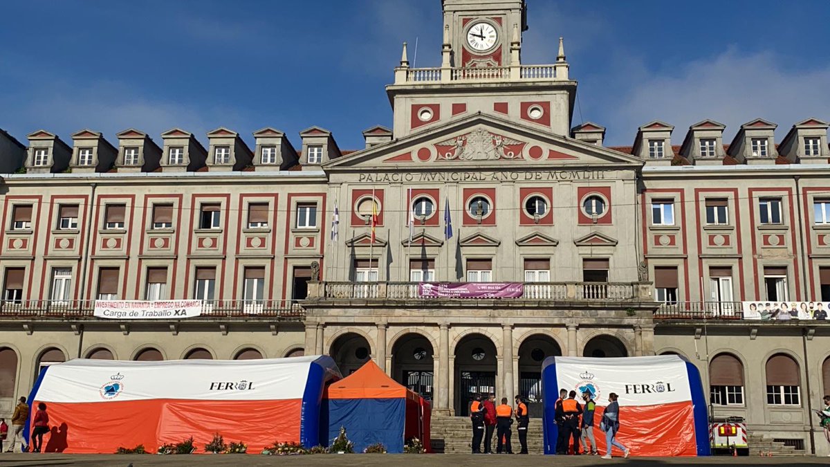 Hoy tuvo lugar en la plaza de armas la presentación del nuevo puesto de mando avanzado y del hospital de campaña, que el Concello de Ferrol adquirió para el uso de protección civil y el departamento de seguridad.