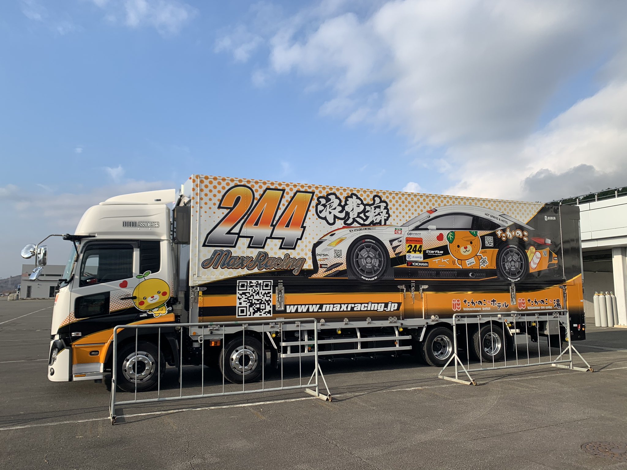 よしかず F2 Design スーパーgt Rd8最終戦 搬入日終了 とても寒かったです トラック は今回一番端っこに止めてくれたので 244号車がよく見えてカッコいい ちなみにマシンサイドのみきゃん こみきゃん このお顔が見れるのは今日まで 明日の走り始め