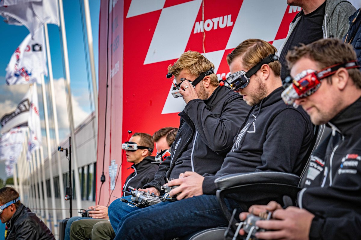 WHAT IF...WE INTRODUCE THE DRONE PILOTS!
In 2021 gaat er voor het eerst in Europa een Worldcup race 🏆plaatsvinden op het #dronefestivalassen 🎪 Houd onze social media in de gaten, binnenkort stellen we verschillende #dronepilots aan je voor! 
Meer info 👉 dronefestivalassen.nl