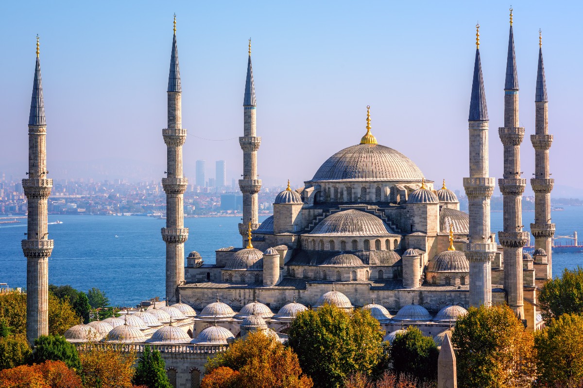 pennyappeal's tweet photo. 📍 The Blue Mosque, Istanbul
Built between 1609 and 1616, our #MasjidoftheWeek is The Blue Mosque in Turkey.
This #masjid is built of multiple domes of different sizes, with six minarets and inside the ceiling is covered in beautiful patterns in 20,000 blue Iznik tiles. https://t.co/hx5gmEn3hz