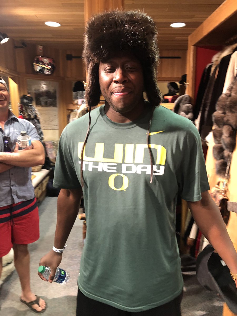 M2Nation's tweet photo. Beaver fur is warm on Game days! #goducks #werunthePac @LaMichaelJames @KBDeuce4 https://t.co/zh2wljL2IC