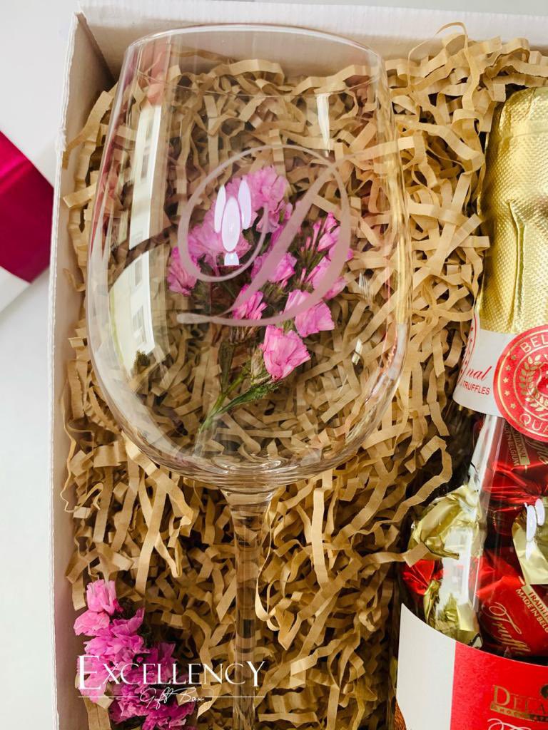excellencybdm's tweet photo. Personaliza y deja tu huella de amor en ese detalle especial para mamá en su día🎁 

Brindemos por cada consejo, horas de desvelo y cuidados recibidos de ese maravilloso ser llamado MAMÁ❤️

#mymombox #mothersdayboxes #regalaconestilo #giftingwithstyle #boxescorporativos https://t.co/RrvqsTNPUV