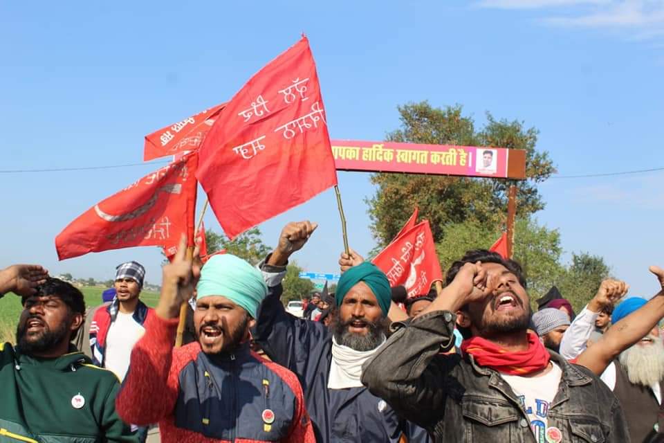 amuthajayadeep's tweet photo. Not an inch back
Hamara Sangarsh Zindabaad!! 
#DelliChalo
#StandWithFarmers
#scrapthefarmbill
#AIKSCC 
#AIKS
✊🏾✊🏾 https://t.co/UGCTlAkUUJ
