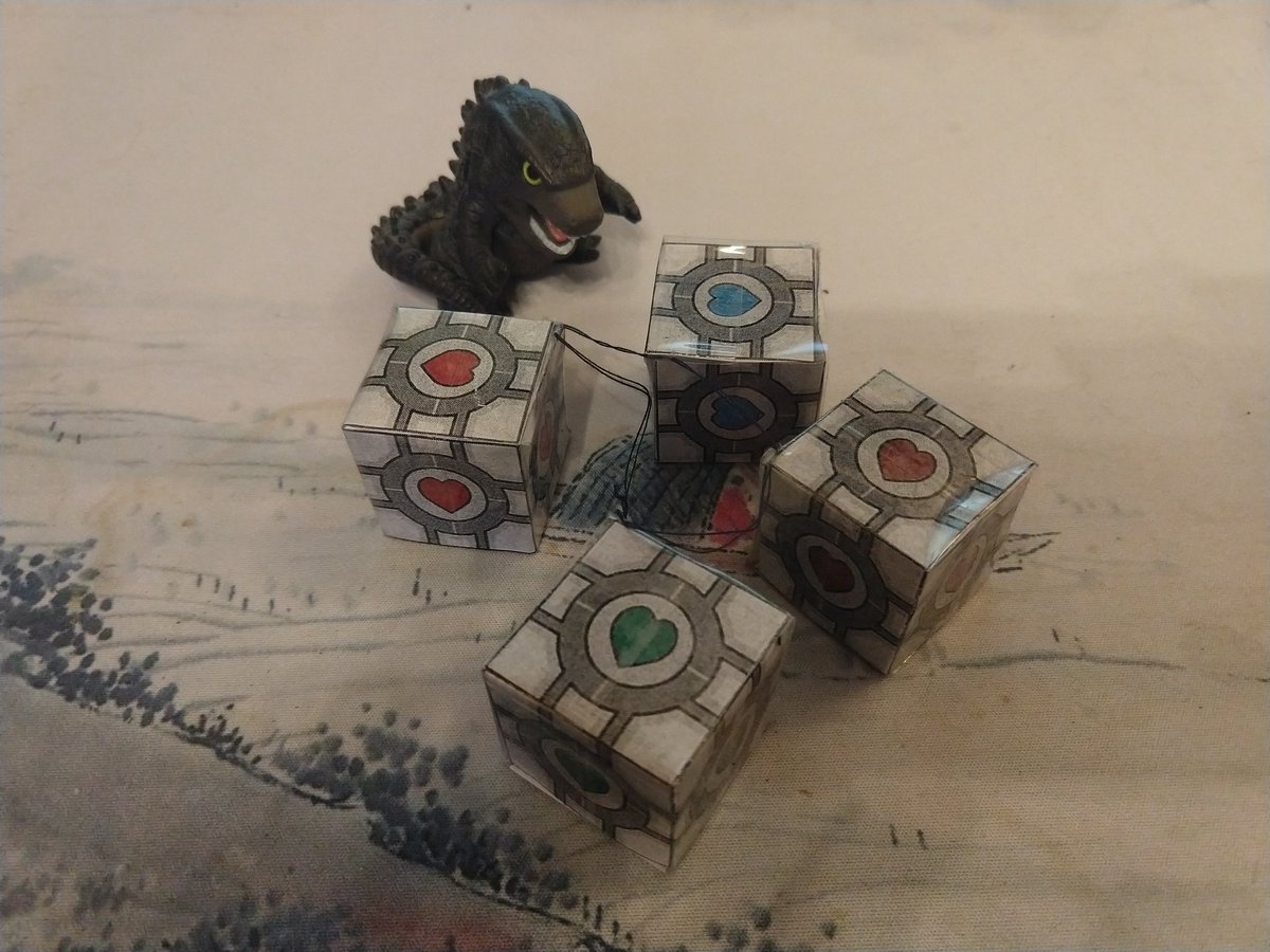 PaolaLiris's tweet image. Quando sei in ferie forzate e ti arrangi a fare gli addobbi natalizi a tema

#Portal #Portal2 #CompanionCube #AddobbiCasalinghi